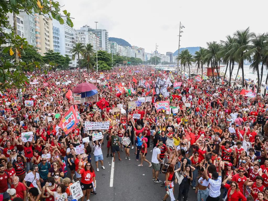 Milhares de apoiadores de Lula lotam Copacabana, na Zona Sul do Rio, nesta terça (12)