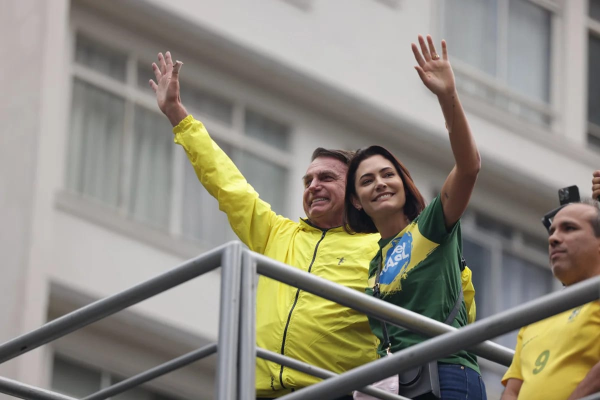 Bolsonaro agradece “sacrifício em prol da campanha de Flávio”, diz Michelle