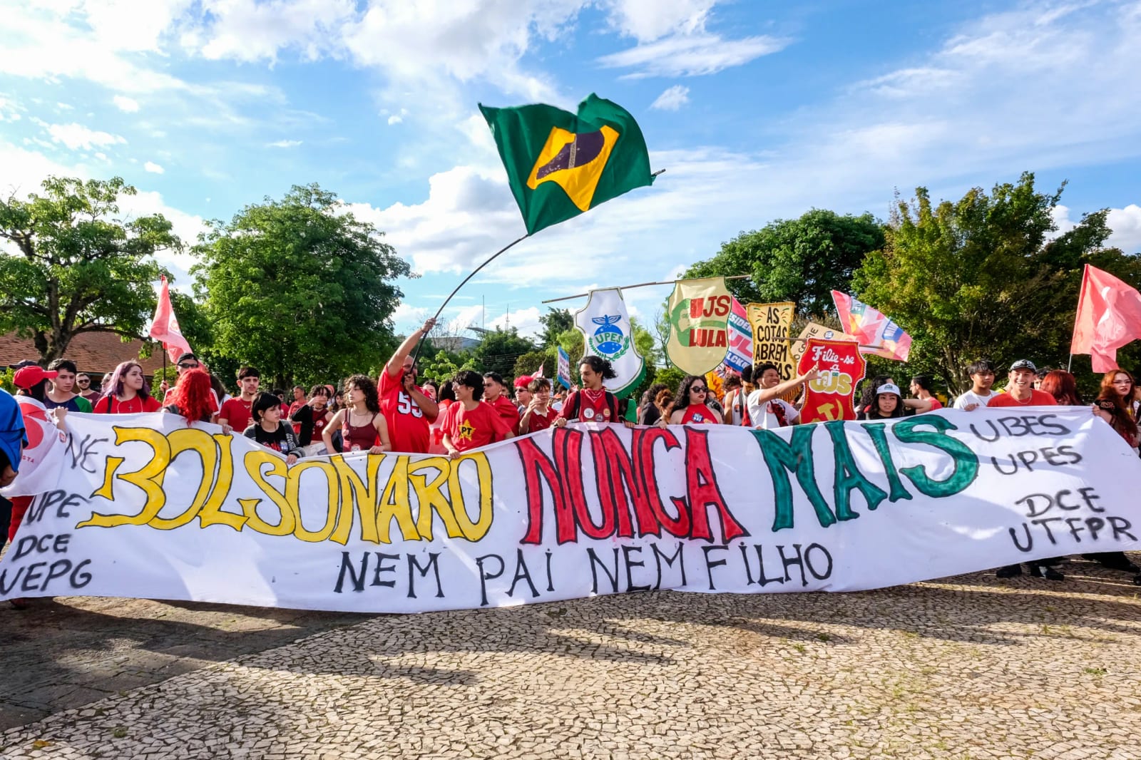 300 no CarnaLula e ~2,5 mil na Caminhada pela Democracia em Ponta Grossa