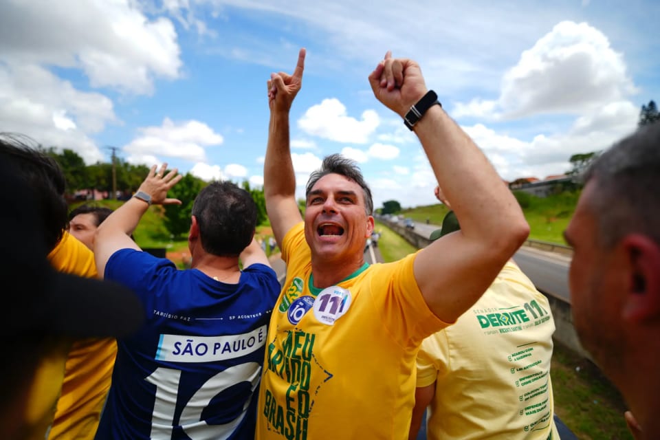 Flávio Bolsonaro vence Lula na Papudinha, unidade prisional que abriga Daniel Vorcaro