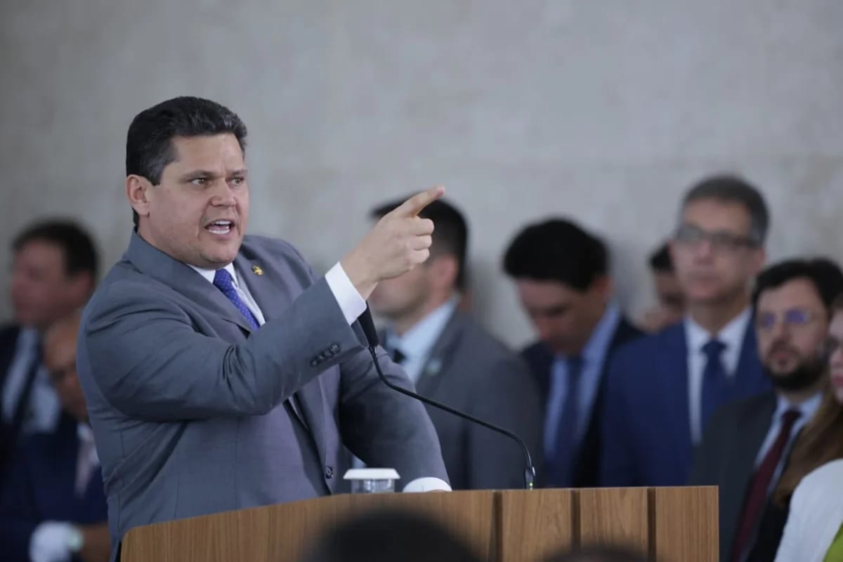 Alcolumbre envia PEC do fim da escala 6×1 à CCJ; relator é Omar Aziz