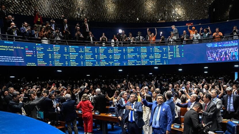 Senado aprova PEC que acaba com escala 6×1 e garante dois dias de descanso