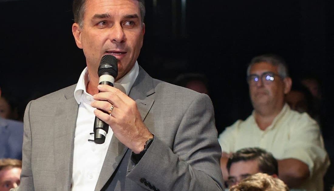 Flávio Bolsonaro deve visitar Pernambuco na reta final da campanha, anuncia Mendonça Filho