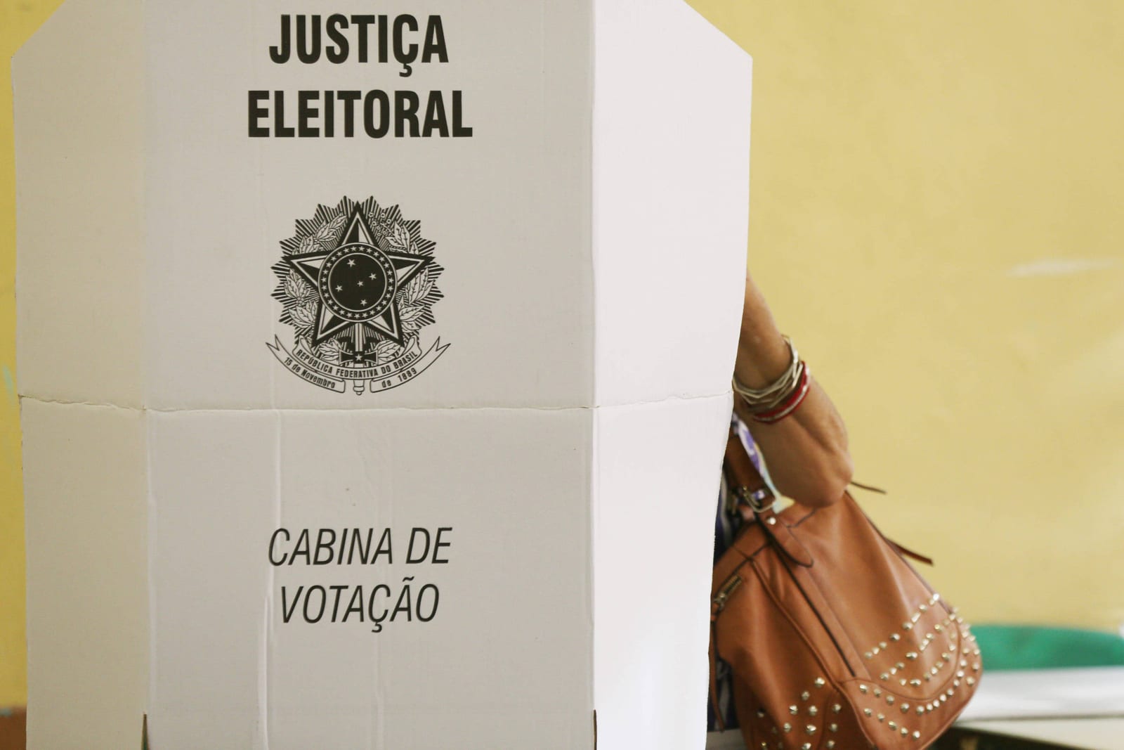 TSE atualiza regras sobre IA e propaganda eleitoral na internet