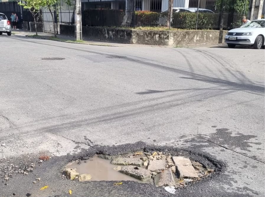 Voz do Leitor, 24/10: Cratera em cruzamento em Casa Amarela