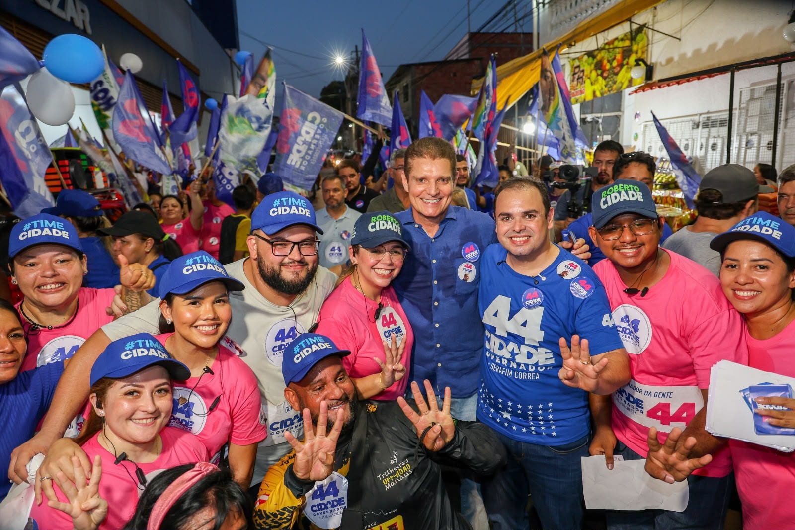 Roberto Cidade fez terceira caminhada da campanha no bairro São José, em Manaus