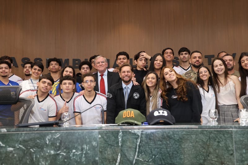 Alunos do Colégio Desafio visitaram a Assembleia nesta quinta, 22