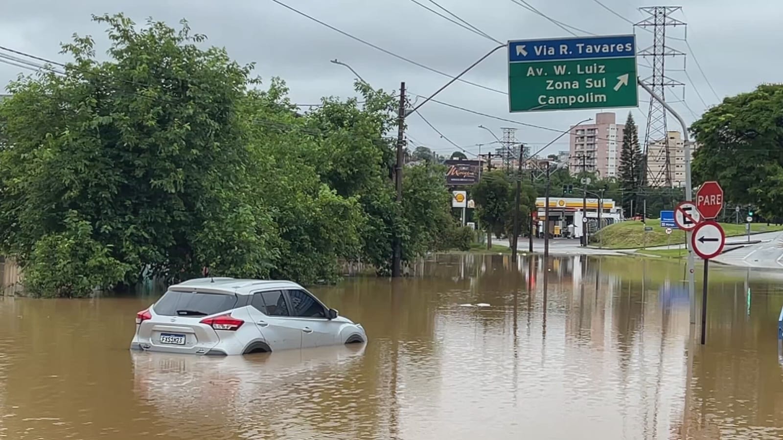 Chuva forte provoca alagamentos e interdições de vias em Sorocaba durante a madrugada