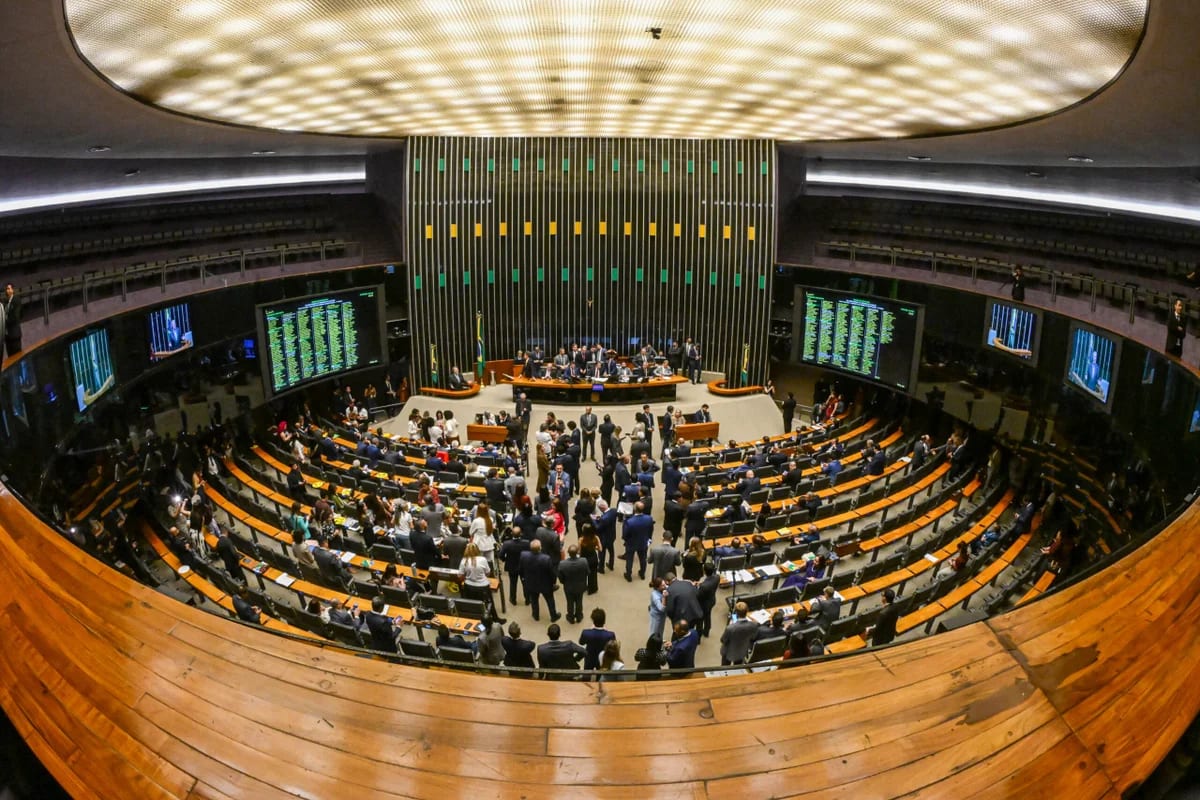 Câmara aprova PLP 114/2026 que permite isenções a terras raras e combustíveis