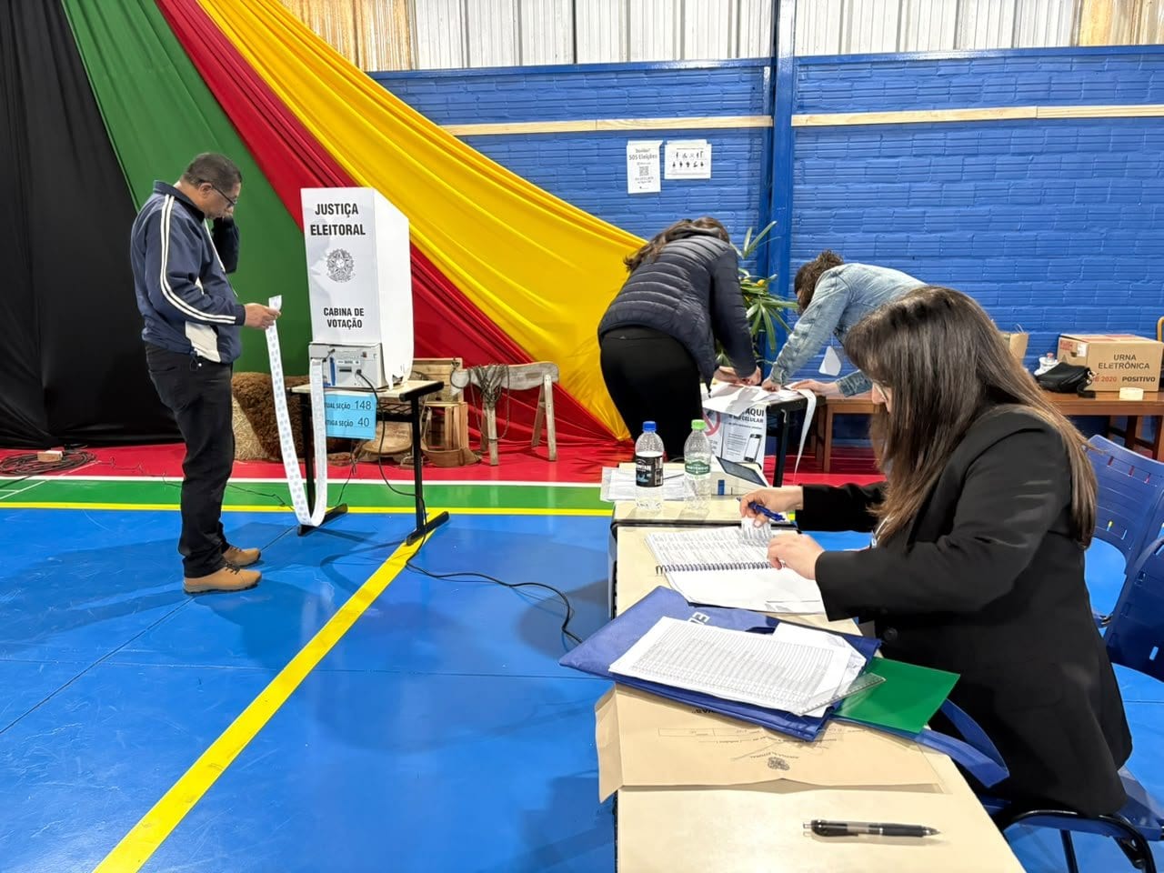 Votação em Gramado encerra às 17h com tranquilidade e alta demanda por justificativas