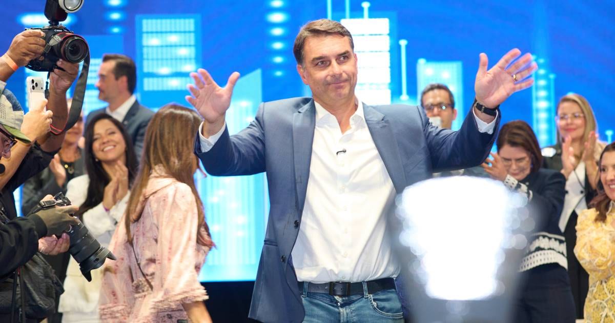 Flávio Bolsonaro promete revogar mais de mil atos normativos no primeiro dia de governo
