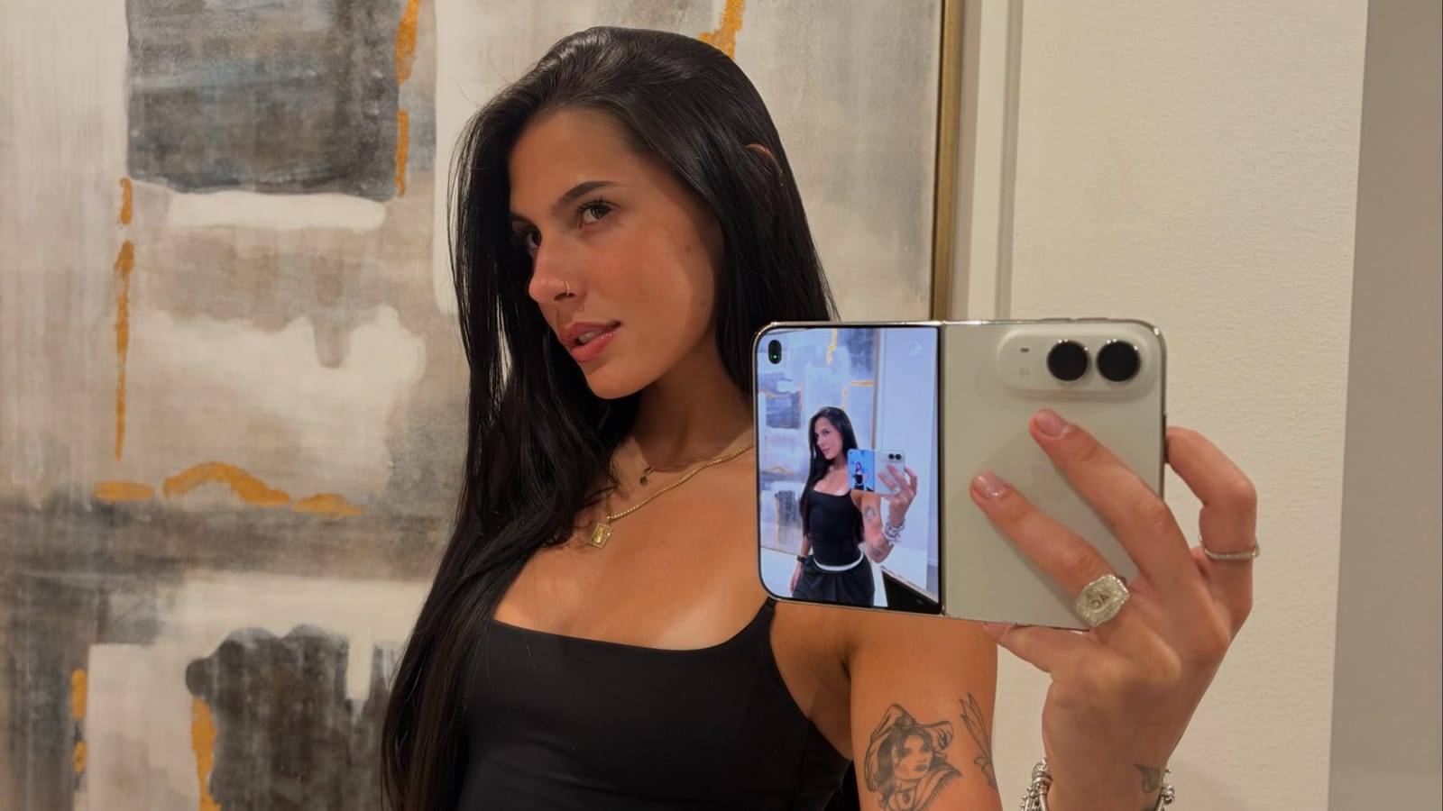 Ana Castela compra celular avaliado em R$ 22 mil e diverte os fãs: 'Imagina o trabalho para pagar'