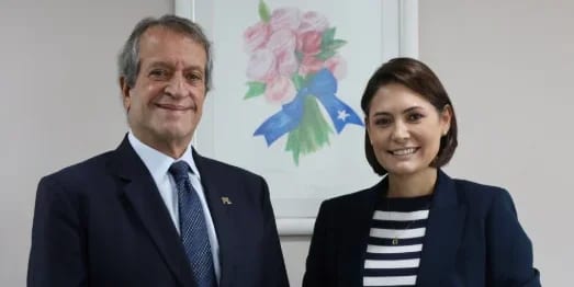 Fuga de Flávio Bolsonaro abre caminho para Michelle dentro do PL