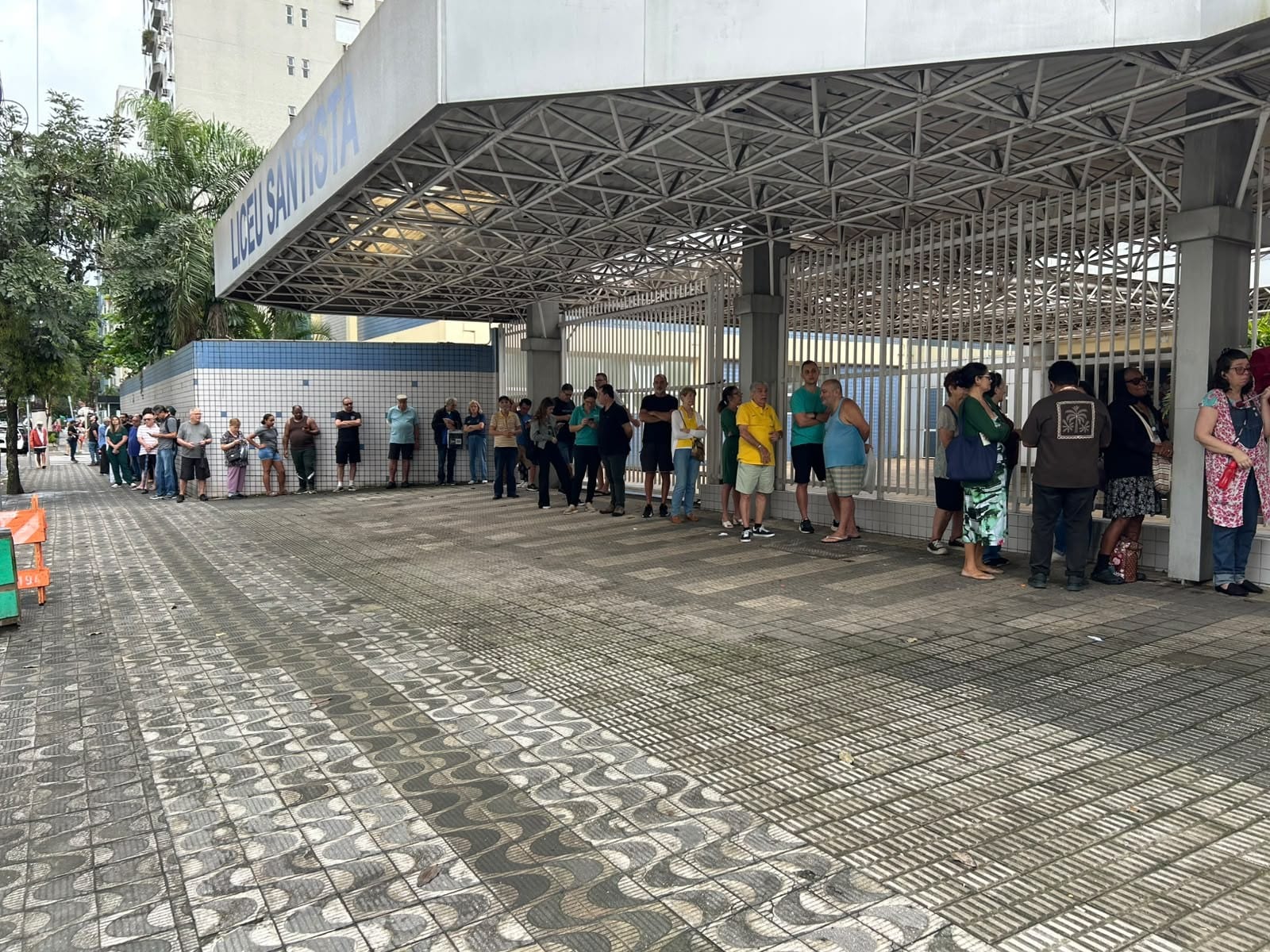 FOTOS: confira imagens do 2º turno das eleições 2026 na Baixada Santista