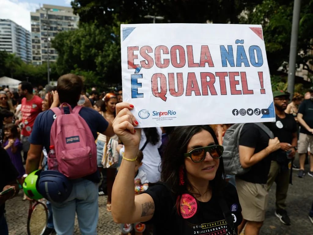 Resistência contra Flávio Bolsonaro nas ruas: estudantes fazem ato no centro do Rio por democracia e direito à educação