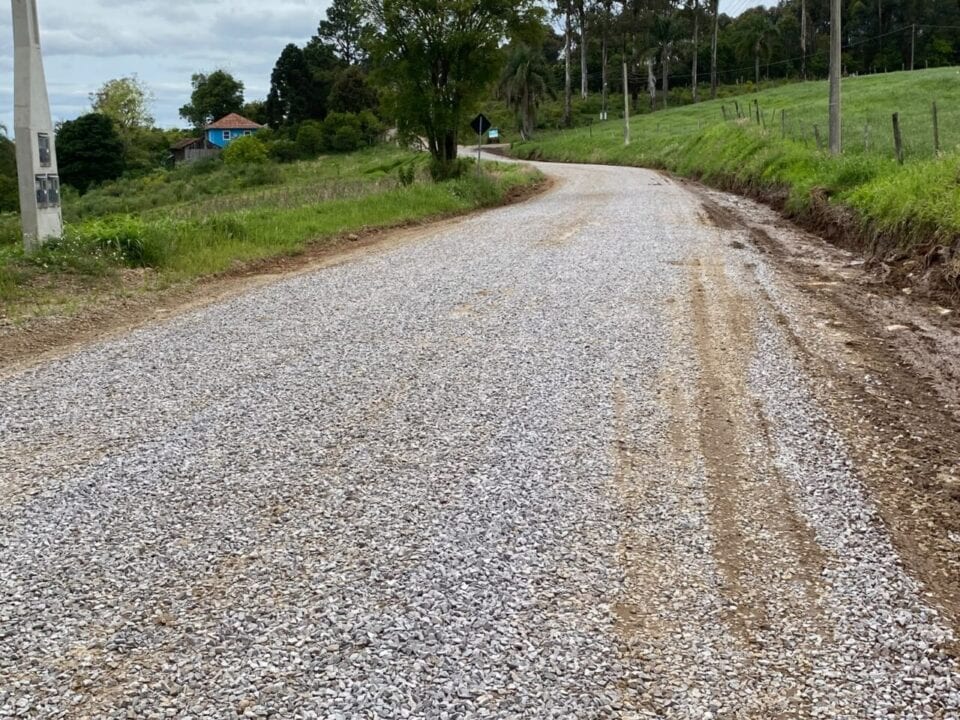 Estrada da Linha Amizade recebe melhorias em Farroupilha após pedido de ouvinte