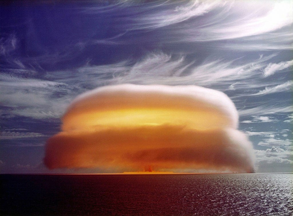 Guerra nuclear e uso malicioso da IA podem levar à extinção da humanidade até 2100, alerta estudo