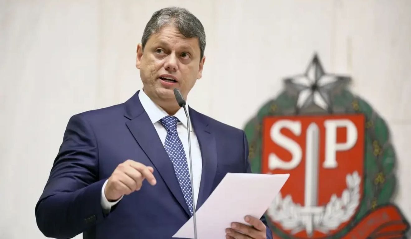 Tarcísio admite candidatura presidencial em 2030 e que aconselhou Flávio a ficar no Brasil