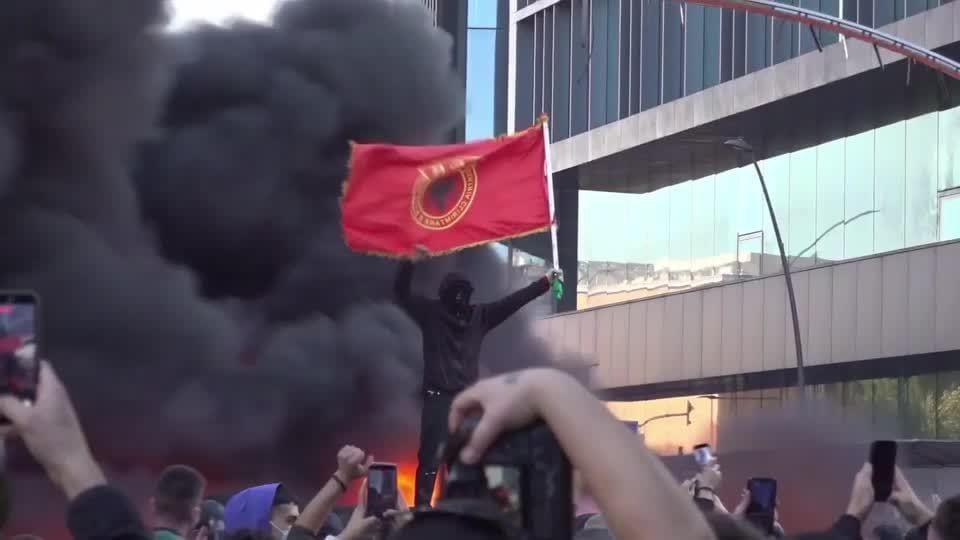 Manifestantes incendeiam Ministério da Educação na Albânia