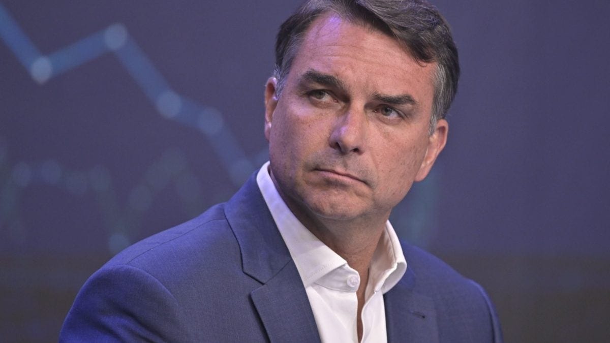 "Não é fuga, mas exílio", dizem bolsonaristas sobre Flávio sair do país