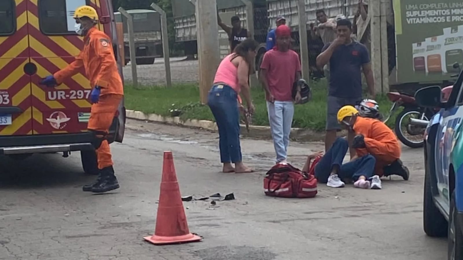 Mulher fica ferida durante acidente entre carro e moto no Residencial Granville