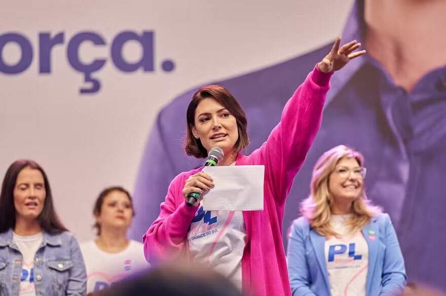 Bolsonaro oficializa candidatura de Michelle ao Senado sem sua presença