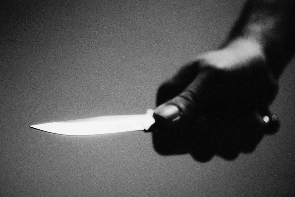 Suspeita de esfaquear esposa do amante se entrega, mas não será presa