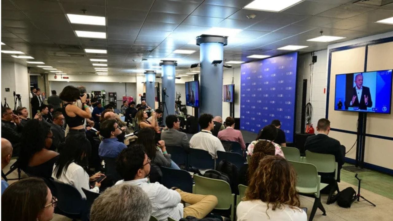 Debate na Globo reúne mais de 100 jornalistas e termina sem entrevistas de Lula e Flávio Bolsonaro