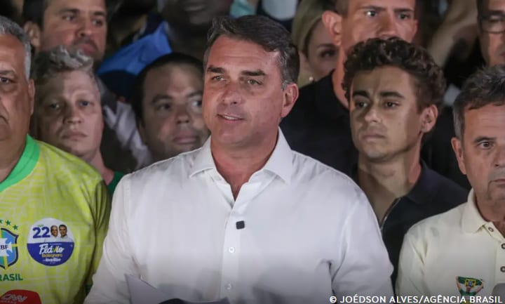Em carta, Flávio agradece Milei e Trump por apoio para fugir do Brasil