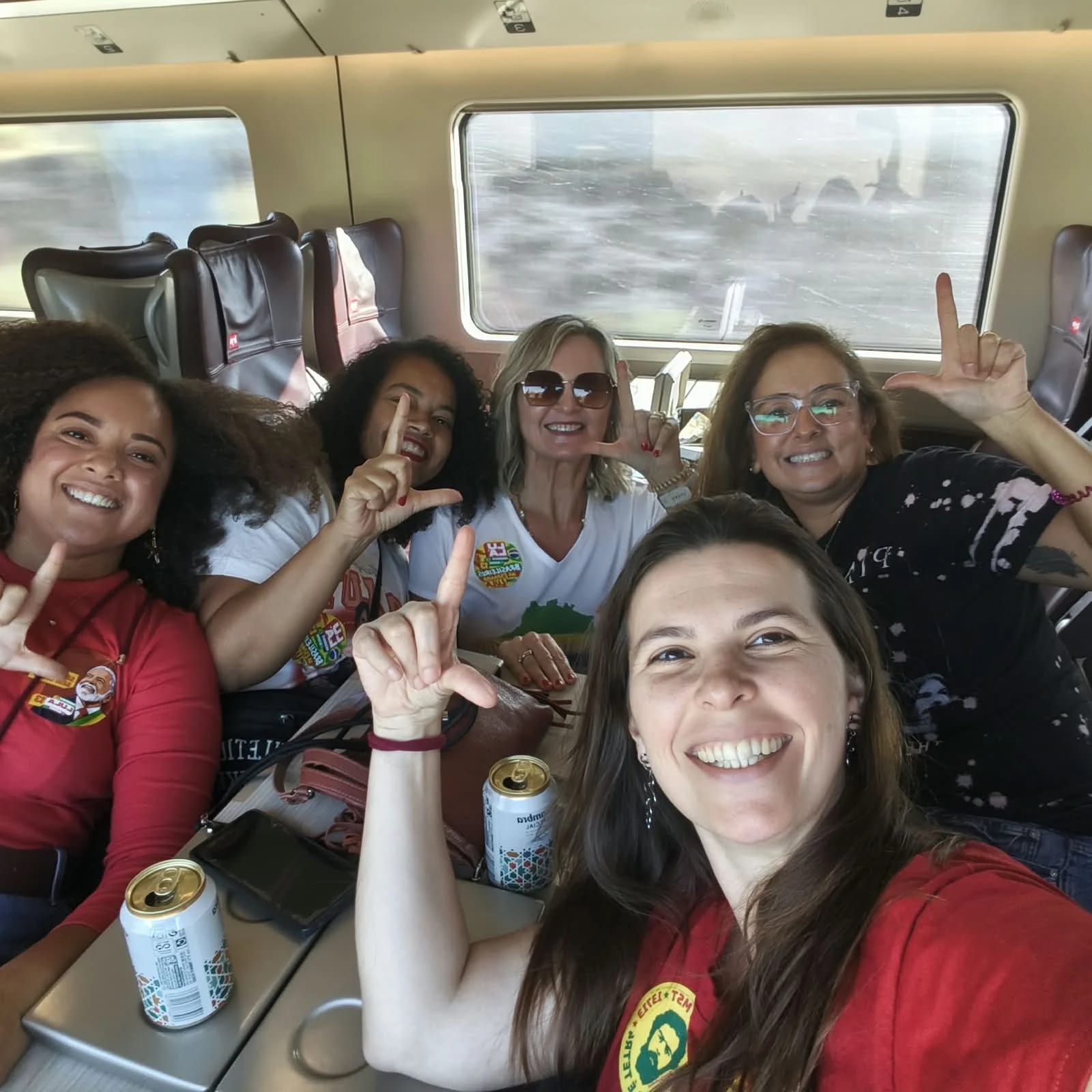 Brasileiros viajam centenas de quilômetros para tentar impedir vitória de Flávio Bolsonaro
