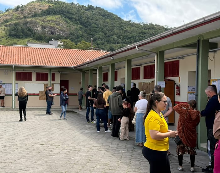 Amurel divide votos entre candidaturas