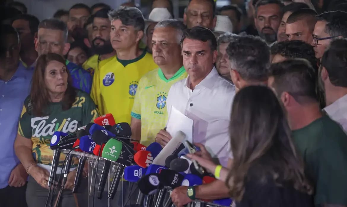 Moraes manda Flávio Bolsonaro entregar passaporte e o proíbe de deixar o país