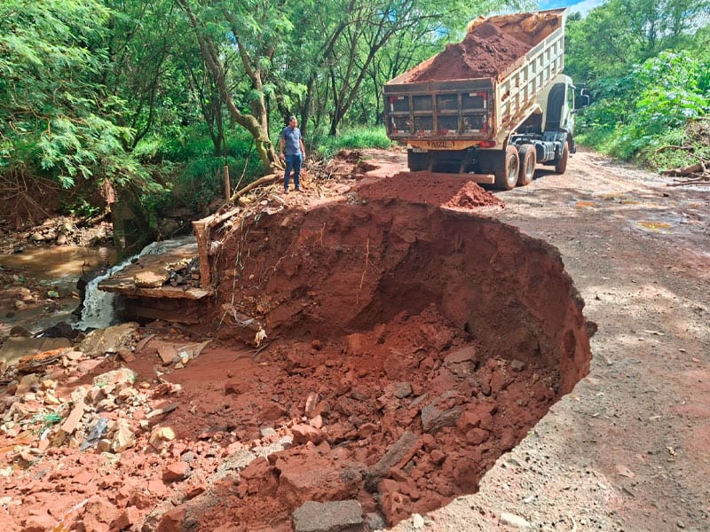Prefeitura trabalha para recuperar acesso à ponte da Água do Freire, interditado após chuva