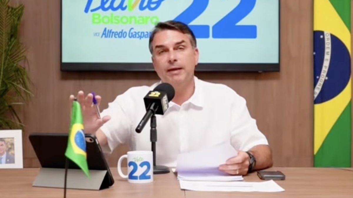Ao vivo: Flávio realiza live semanal em seu canal do YouTube