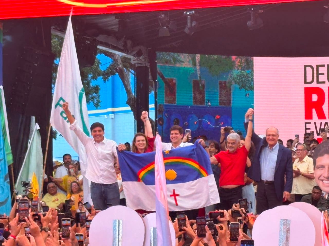 João Campos declara R$ 2,9 mi; vice Carlos Costa declara R$ 3,7 mi
