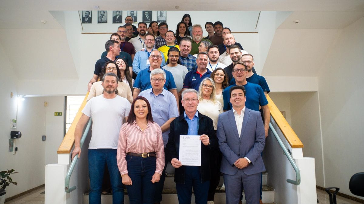 Prefeito Airton Souza recebe de vereadores pedido de destinação de imóvel para Câmara