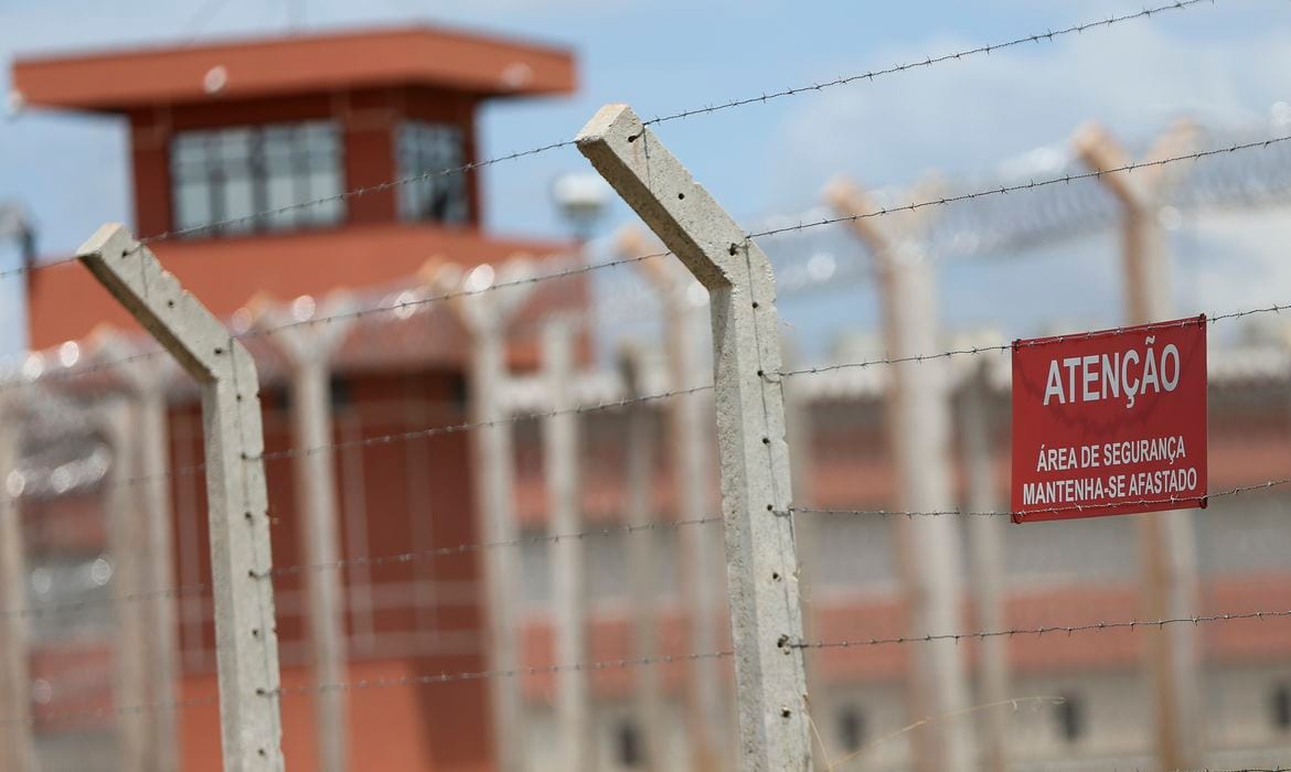 STF proíbe contratação temporária para funções da Polícia Penal e dá prazo para Goiás se adequar