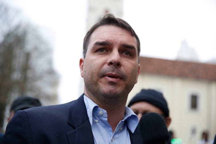 Flávio Bolsonaro lidera primeira parcial com 49,19% às 17h29