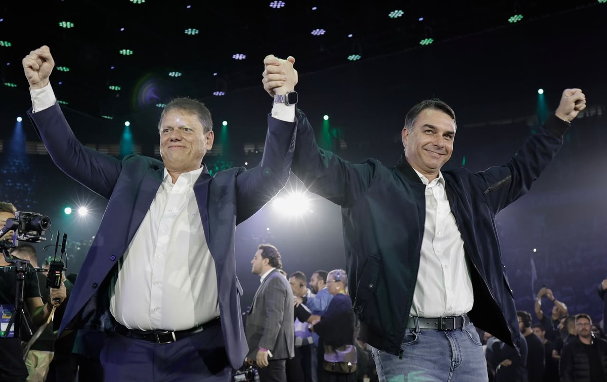 Flávio Bolsonaro marca presença em convenção do Republicanos em SP