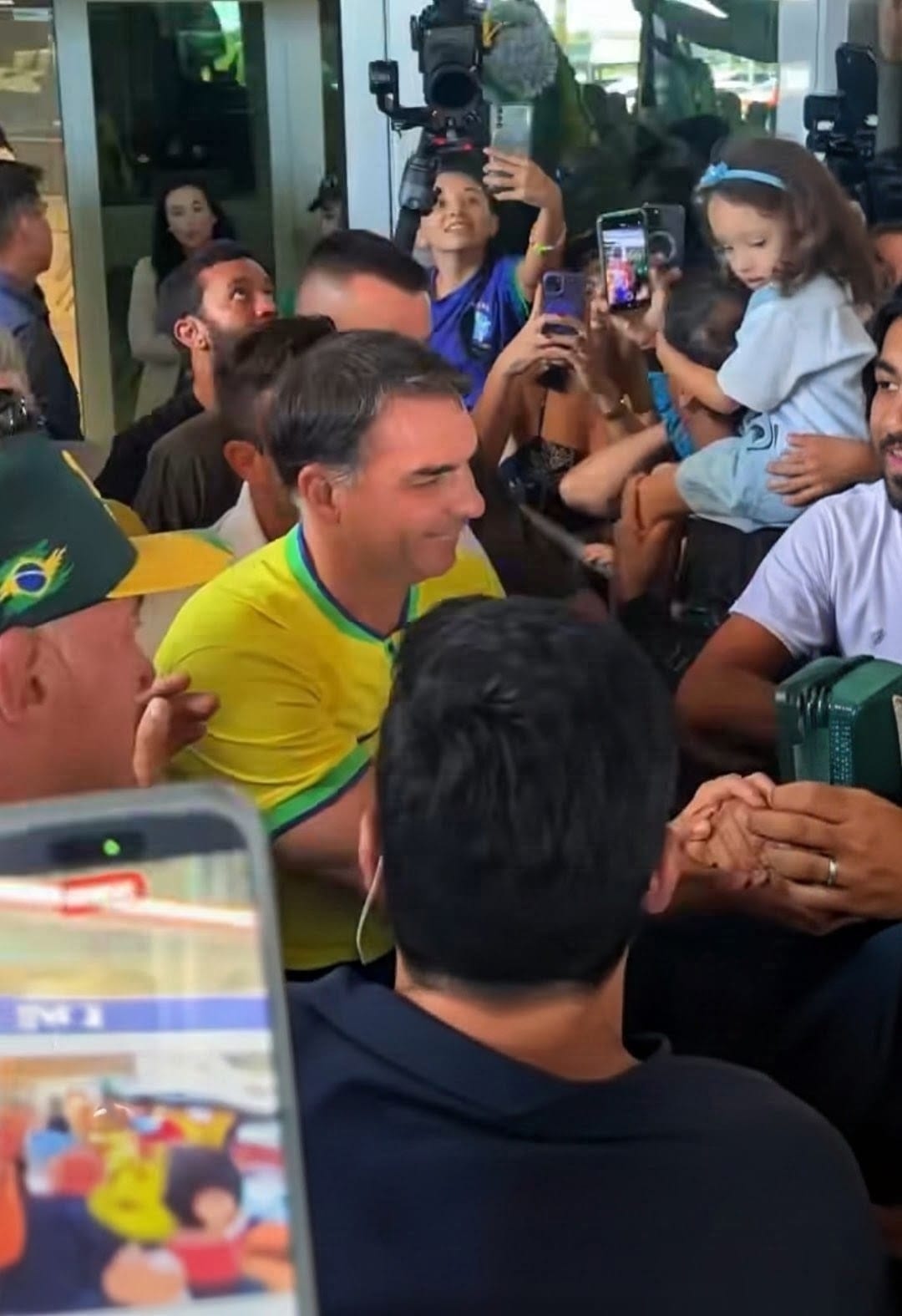 Flávio Bolsonaro foi recebido em Natal durante agenda de campanha