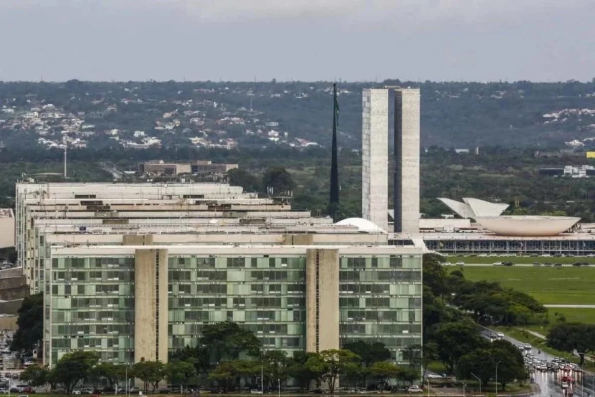 PLP dos combustíveis amplia despesas fora do teto e fragiliza meta de 2026