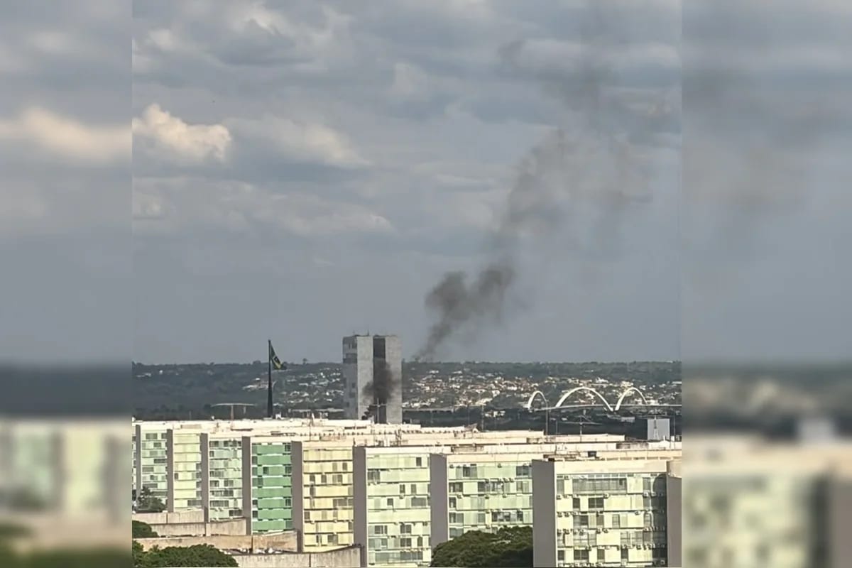Fumaça preta chama atenção na Esplanada dos Ministérios nesta sexta-feira