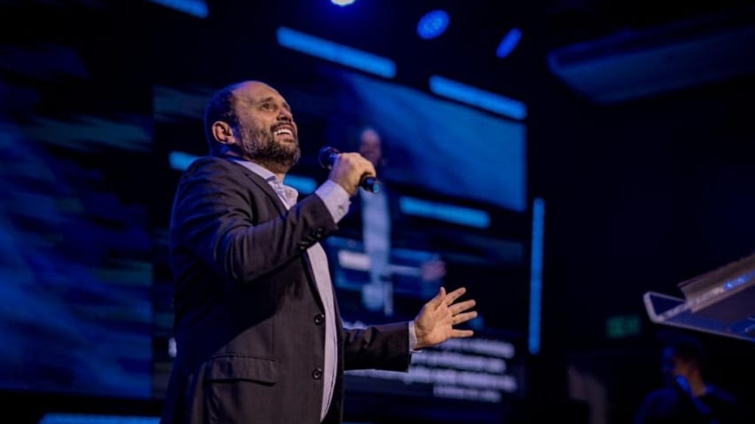 Líder religioso de Flávio Bolsonaro, pastor JB Carvalho defende resultado das eleições