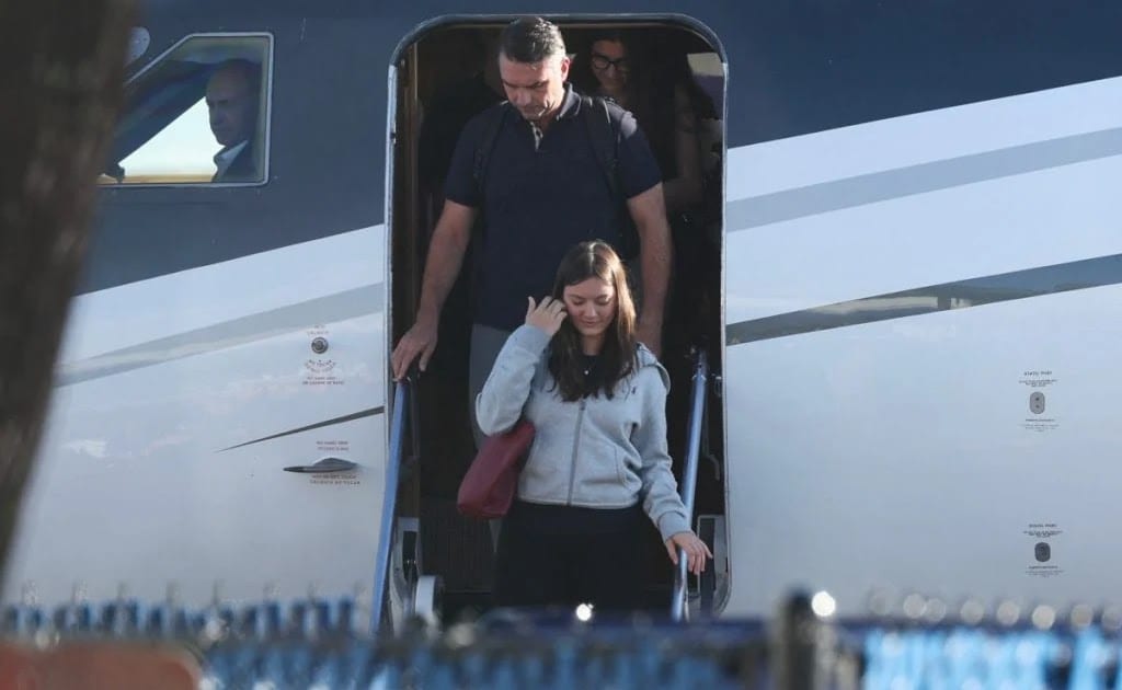 Flávio Bolsonaro e sua família desembarcam em Miami, nos EUA