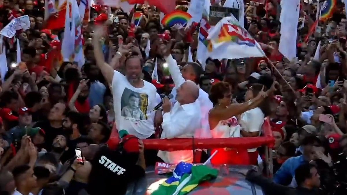 Moradores mostram o dedo do meio para Lula da sacada de prédio e Janja tenta contornar: “Aqui é só amor”