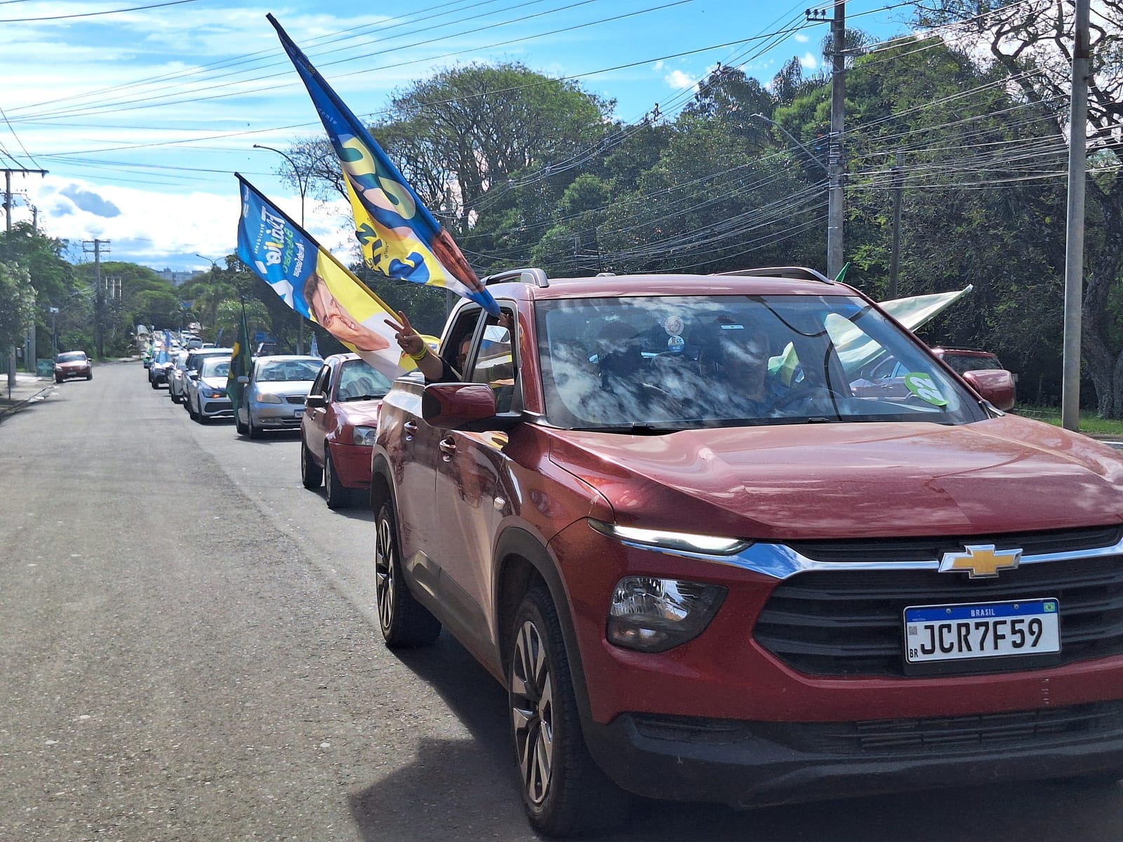 Carreata pró-Flávio percorre o Centro e bairros de Alegrete na véspera da eleição