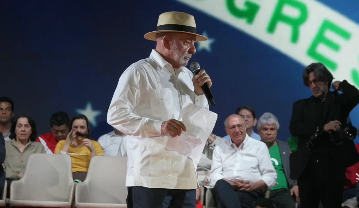 Lula se posiciona contra agressores em discurso de candidatura