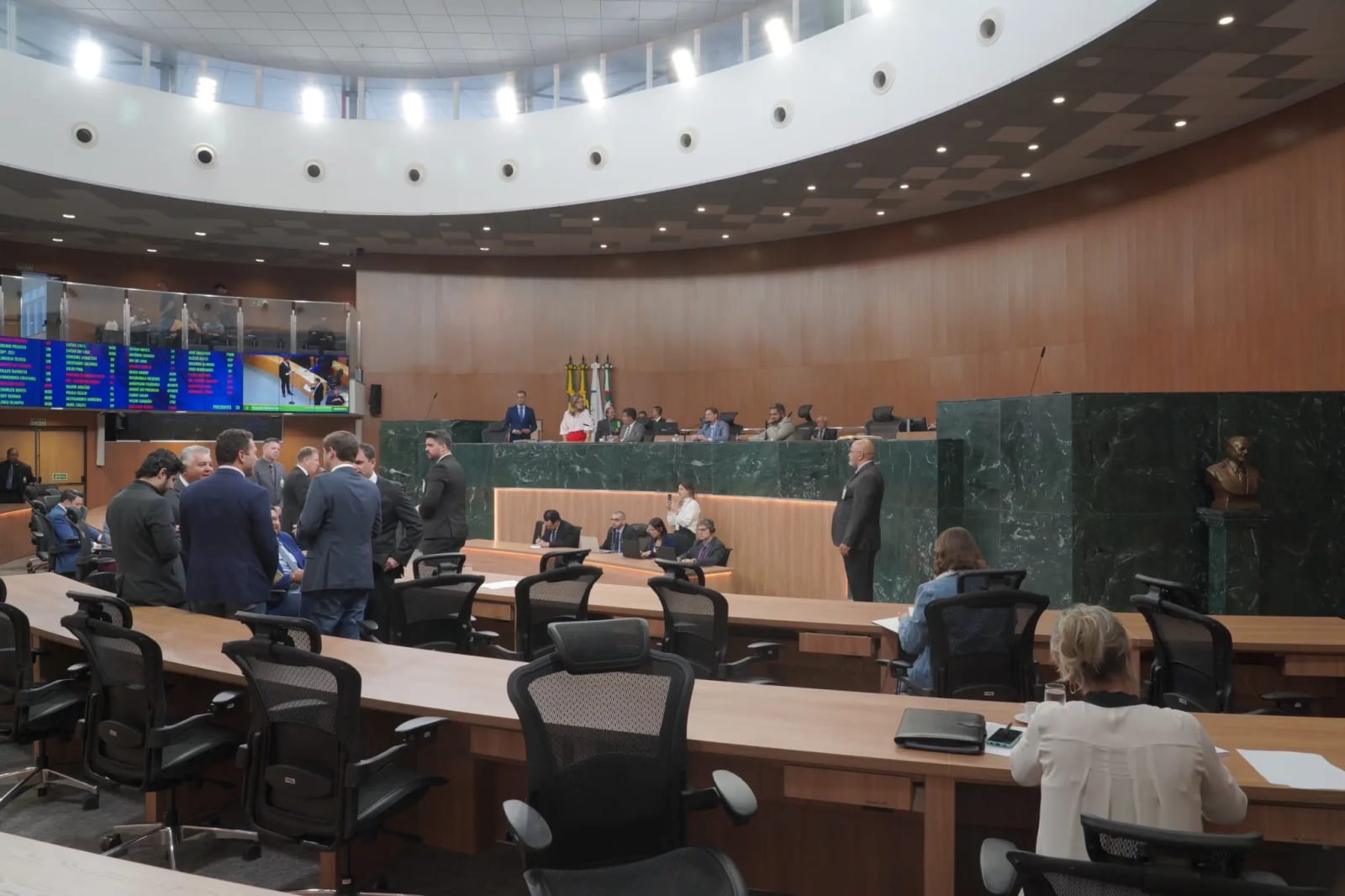 Só 5 das 17 chapas para a Alego têm 42 candidatos
