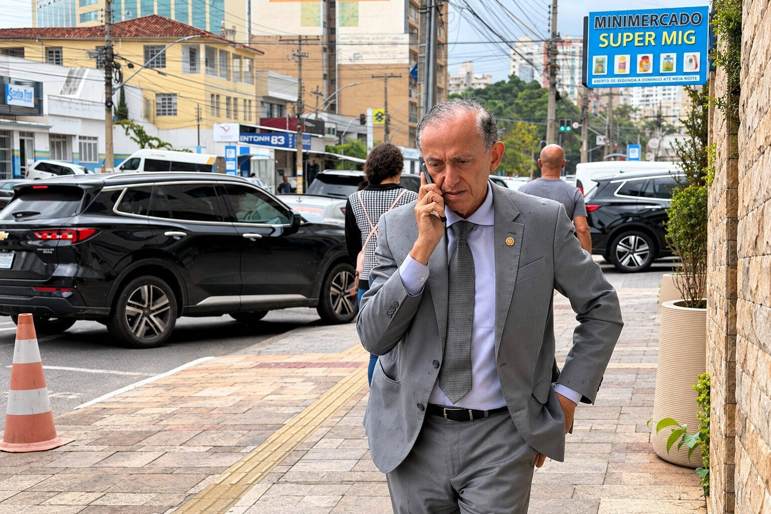 Anselmo evita imprensa e mantém silêncio sobre sucessão de Policarpo