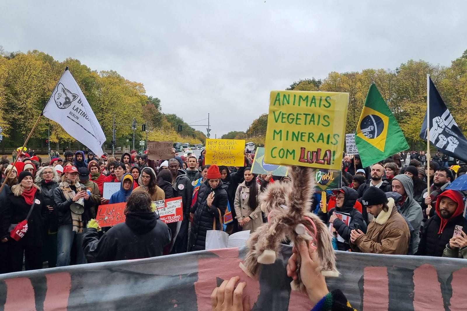 Ato pró-Lula reúne centenas no Portão de Brandemburgo em Berlim